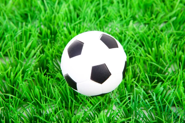 Un ballon de football sur gazon plastique — Photo