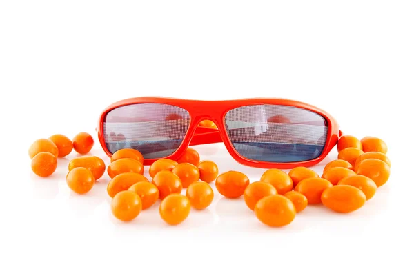 Солнечные очки с голландским флагом и конфетами — стоковое фото