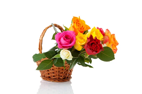 Canasta de caña con rosas de colores —  Fotos de Stock