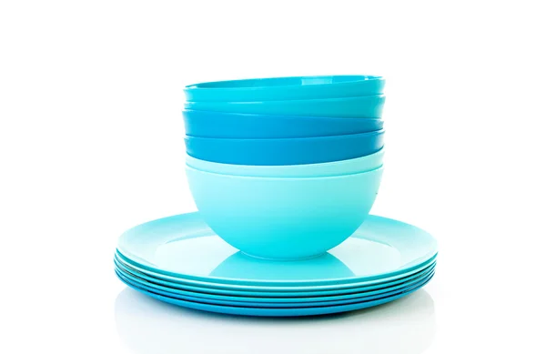 Куча голубых пластиковых тарелок и чаш — стоковое фото