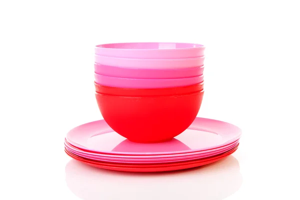 Mucchio di piatti e ciotole di plastica rosa — Foto Stock