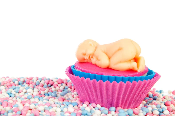 Geburtstagskuchen mit Marzipan-Baby und bunten Mäuse-Bonbons — Stockfoto
