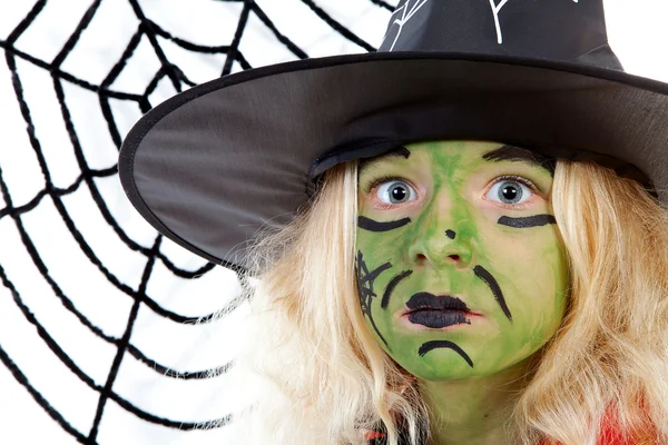 Gruselige grüne Hexe zu Halloween mit Spinnennetz — Stockfoto