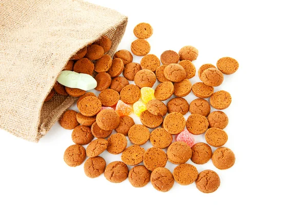 Zak met typische Nederlandse zoetigheden: pepernoten (gember nuts) — Stockfoto