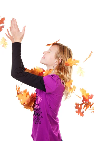 Dziewczyna i spadających liści jesienią — Zdjęcie stockowe