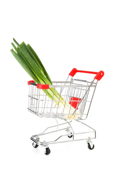 Alışveriş sepeti taze soğan ile — Stok fotoğraf