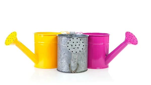 Três latas de rega coloridas — Fotografia de Stock
