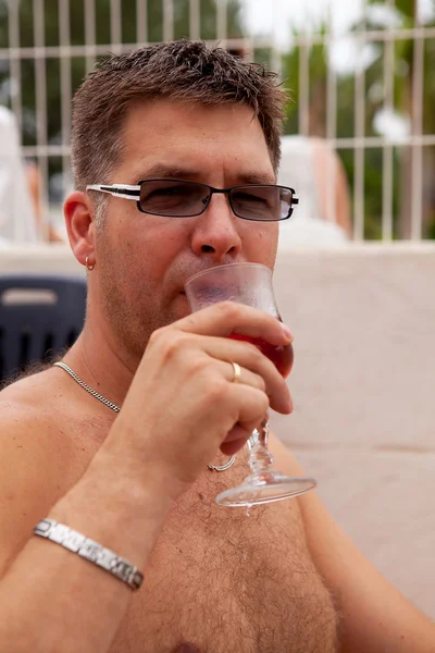 O homem está bebendo vinho rosé — Fotografia de Stock