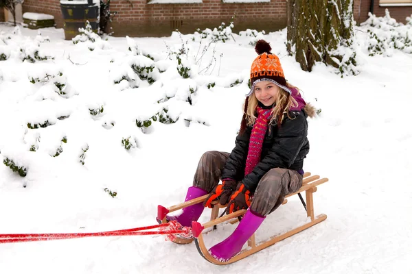 Dziewczyna na sanki w śniegu — Zdjęcie stockowe