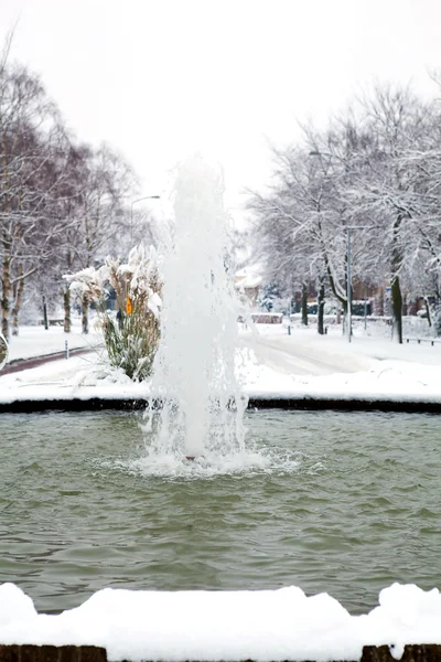 冬の設定で噴水 — ストック写真