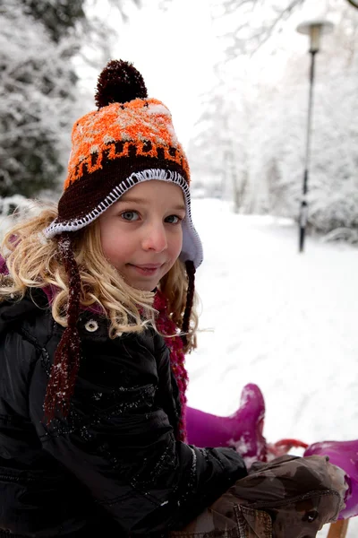 Chica en trineo en la nieve —  Fotos de Stock