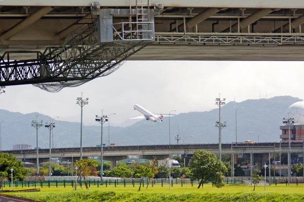 Самолет взлетает в Тайбэй Стоковая Картинка