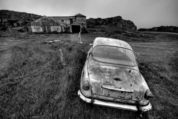 Terk edilmiş araba ve çiftlik — Stok fotoğraf