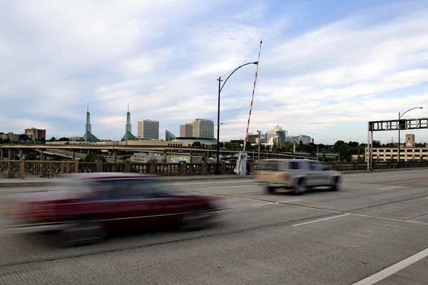 Motion blured auto's op ophaalbrug — Stockfoto