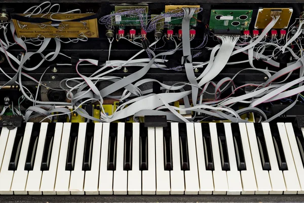 Синтезатор, электронная клавиатура — стоковое фото