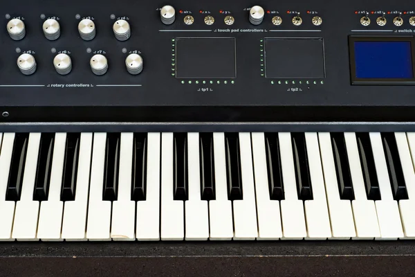 Синтезатор, электронная клавиатура — стоковое фото