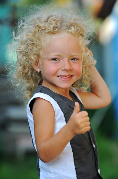 Schönes blondes Kind — Stockfoto