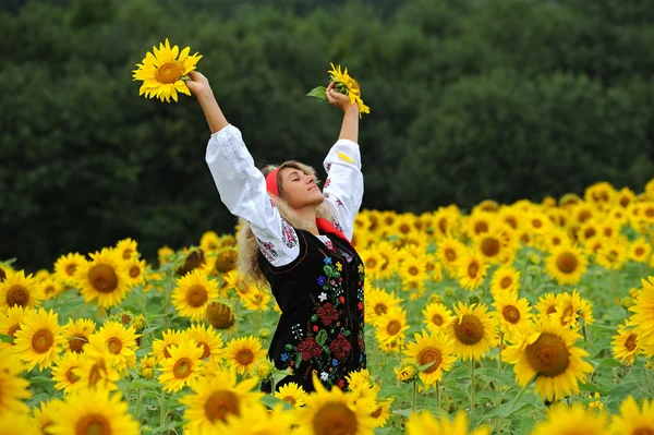 Žena, krása a slunečnice — Stock fotografie