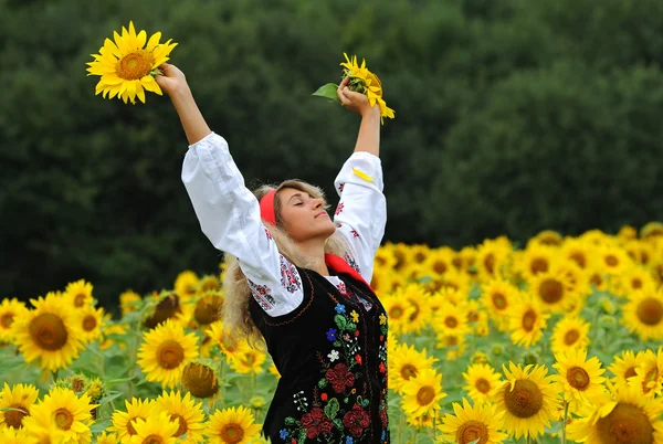 Kecantikan wanita dan bunga matahari — Stok Foto