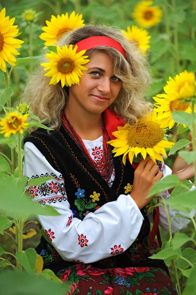 Güzellik kadın ve ayçiçeği — Stok fotoğraf