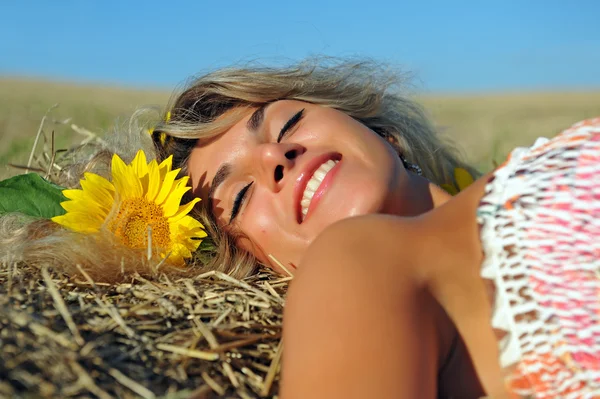 Beauty woman and sunflowers — Stock Photo, Image