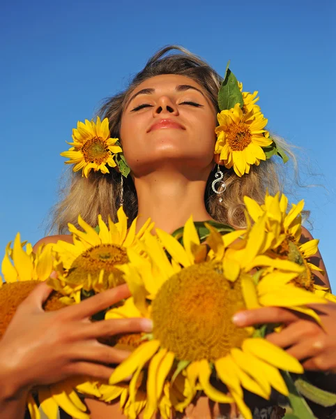 Skönhet kvinna och solrosor — Stockfoto