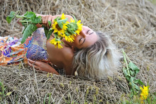 Schönheit Frau und Sonnenblumen — Stockfoto