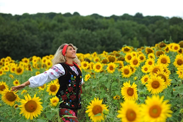 Güzellik kadın ve ayçiçeği — Stockfoto