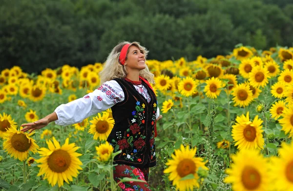 Beauty woman and sunflowers — Stock Photo, Image