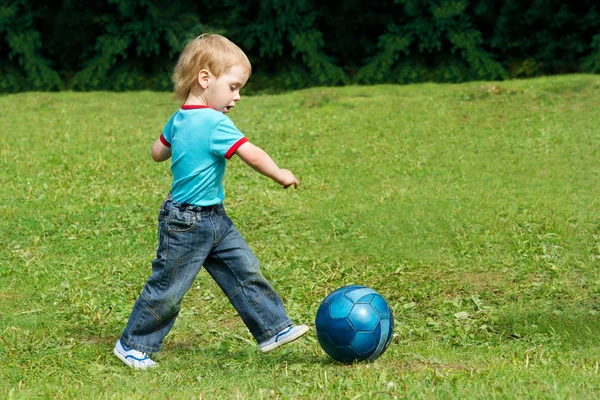 Μικρό αγόρι, παίζοντας ποδόσφαιρο στο πάρκο υπαίθρια. παιδί δύο χρόνια — Φωτογραφία Αρχείου