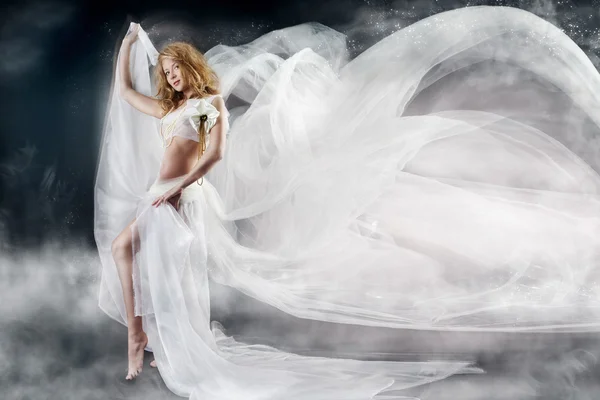 Schöne Frau mit fliegenden weißen Chiffonstoff ein Windstoß. fa — Stockfoto