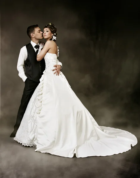 Casal de casamento, noiva e noivo moda atirar . — Fotografia de Stock