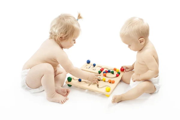 Dwoje dzieci gry białe tło — Zdjęcie stockowe