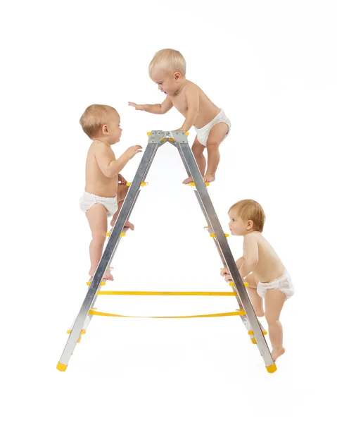 Grupo de bebês subindo na escada fundo branco — Fotografia de Stock