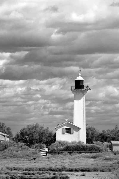 The Gacholle lighthouse in Camargue natural park, b & w — Stock Photo, Image