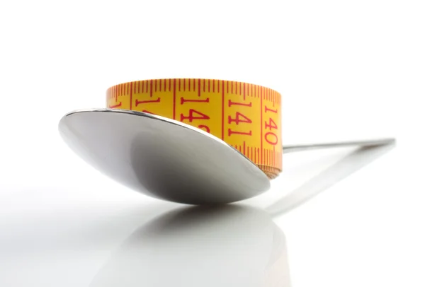 Concetto di dieta con cucchiaio metallico con metro — Foto Stock