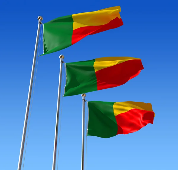 Tre flaggor Benins mot blå himmel. — Stockfoto