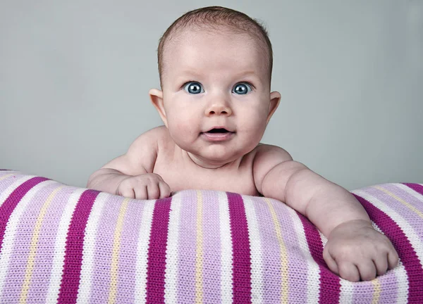 Mooie babymeisje glimlachen — Stockfoto