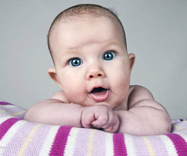 Mooie babymeisje glimlachen — Stockfoto