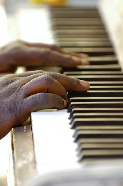 Hands and old piano — Stock Photo, Image