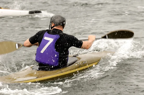 Homme en course de kayak — Photo
