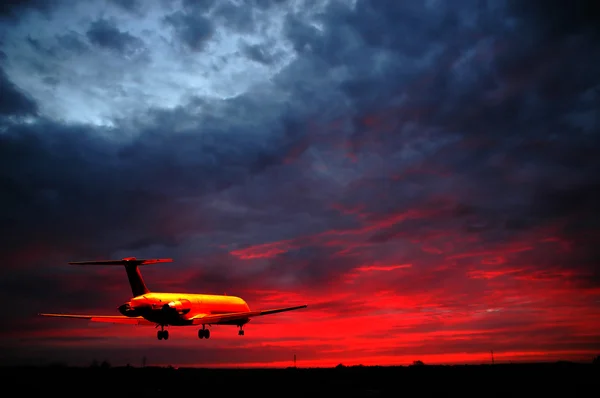 Авіаперельоти - літак і захід сонця — стокове фото