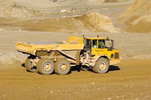 Amarelo caminhão de descarga de mineração — Fotografia de Stock