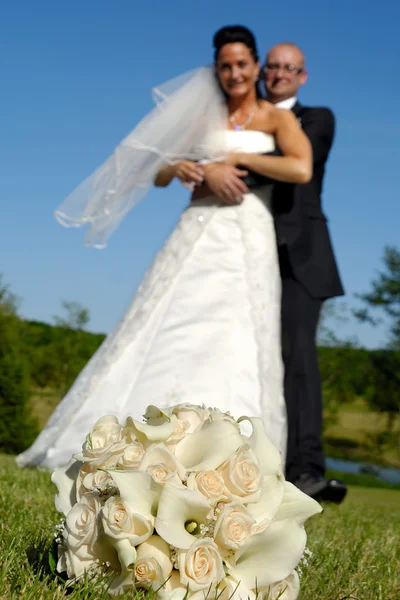 Bröllop bukett och par — Stockfoto