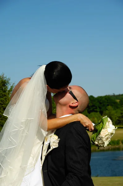 Brautpaar küsst sich — Stockfoto