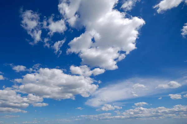 Witte wolken en blauwe lucht — Stockfoto