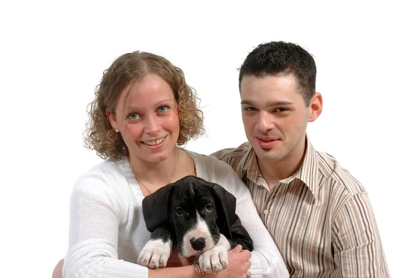 Mladý pár a štěně — Stock fotografie