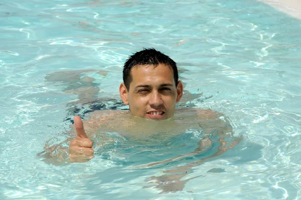 Homem feliz na piscina — Fotografia de Stock
