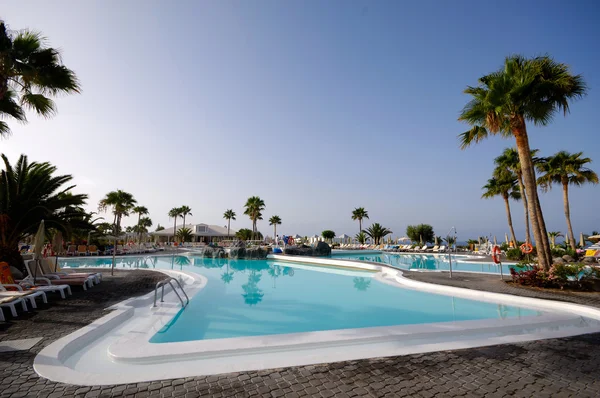 Zwembad in het hotel resort — Stockfoto