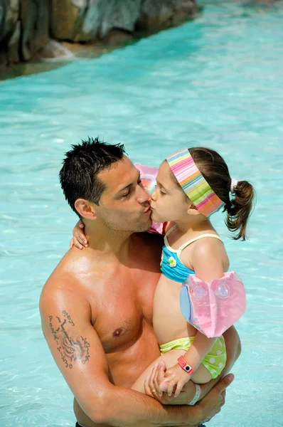 Отец и дочь в бассейне — стоковое фото
